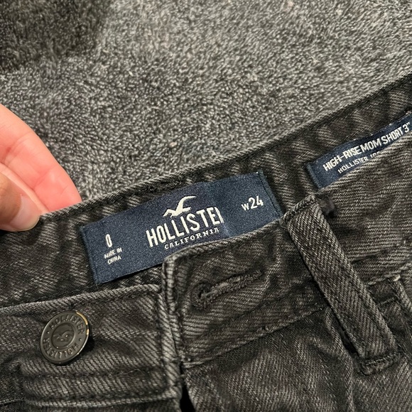 Hollister High Rise Mom Shorts 3”. Black. - Picture 2 of 4